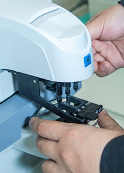 レンズを作る機械の画像